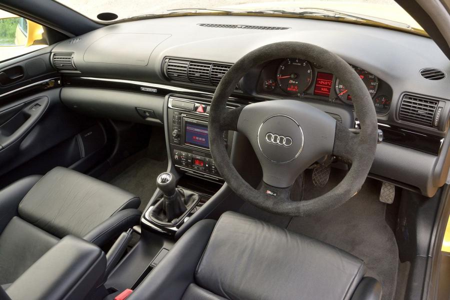 Торпедо Audi RS4 Avant (B5, 8D) 2000 года  (UK) (фото 31 из 40)